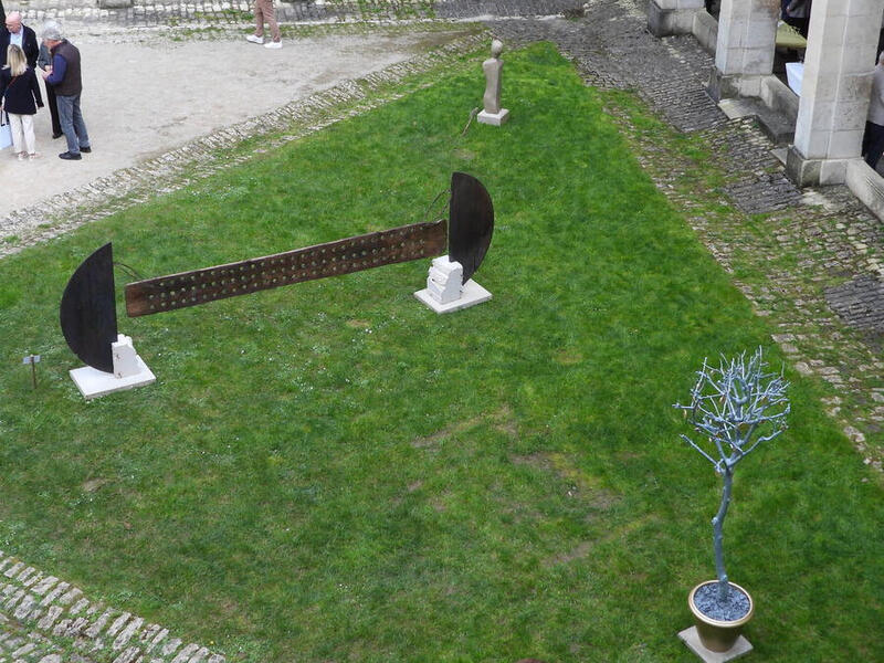 Dans le cloître de l'Hôtel-Dieu de Dole en 2026